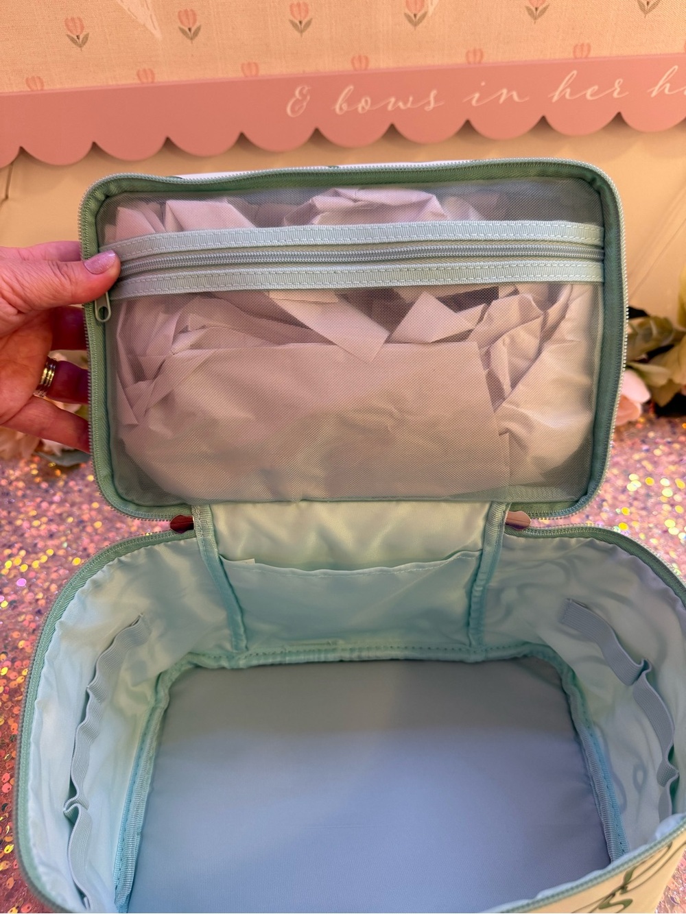 NWT Tender Love + Carry Travel Vanity Bag in “Green Bows” Pattern - Picture 9 of 12